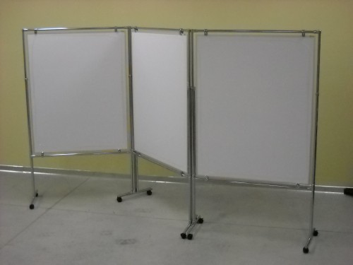 Parawany magnetyczne suchościeralne białe do pisania markerami stojące na kółkach mobilne lub na nóżkach stacjonarne