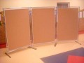 Mobilna ściana korkowa przenośna do szkoły na gazetki i ogłoszenia - wymiar panelu korkowego 120x120cm