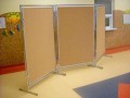 Korkowy parawan stojący na kółkach, jezdny 1200x1400mm, w oprawie aluminiowej